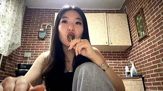 EmmaLeexth online show from 03-06-26, 10:10