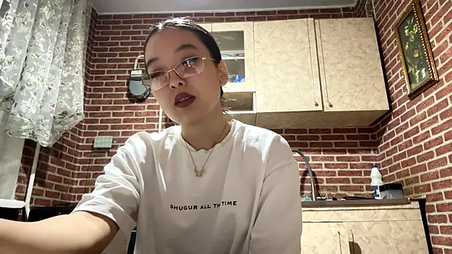 Snapshot of EmmaLeexth chatting on 10-02-25, 02:09 EmmaLeexth online show from 10-02-25, 02:09