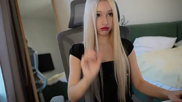 Laura Obsidian online show from 11-10-25, 07:13