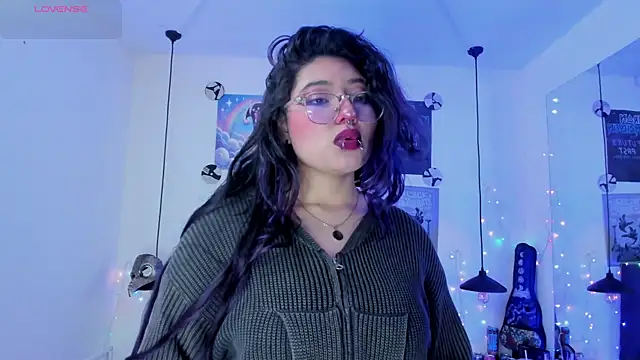 Snapshot of SabrinaV_ chatting on 05-27-26, 11:28 SabrinaV online show from 05-27-26, 11:28