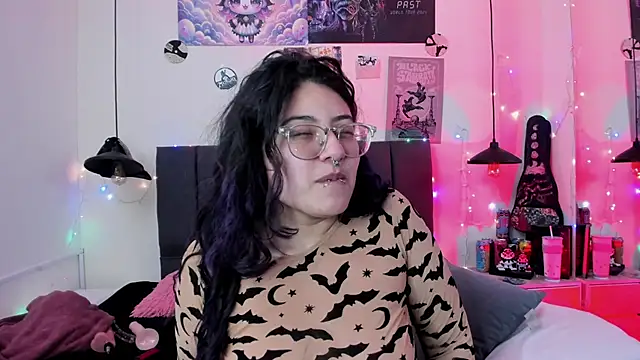 Snapshot of SabrinaV_ chatting on 05-19-26, 11:28 SabrinaV online show from 05-19-26, 11:28