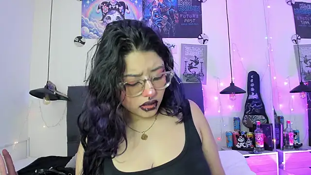 Snapshot of SabrinaV_ chatting on 04-18-26, 11:23 SabrinaV online show from 04-18-26, 11:23
