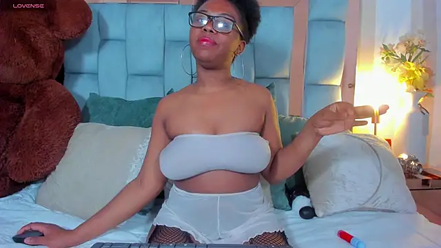 Snapshot of hazellanee chatting on 05-15-26, 03:59 hazellanee online show from 05-15-26, 03:59