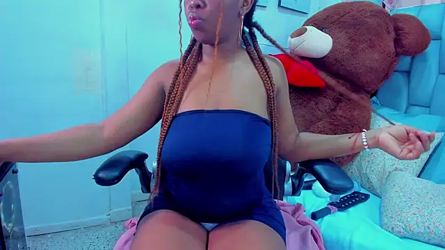 hazellanee online show from 11-12-25, 05:22