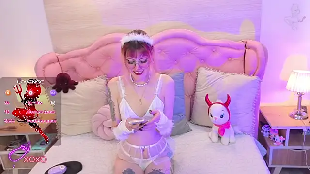 Snapshot of Rossiie_Hunt_ chatting on 11-18-25, 04:10 Rossiie Hunt online show from 11-18-25, 04:10