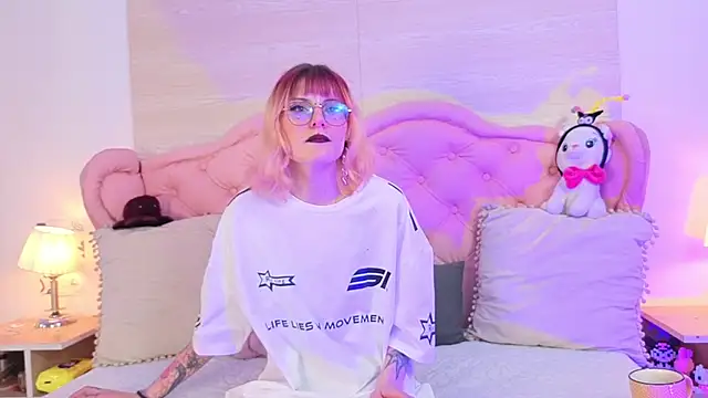 Snapshot of Rossiie_Hunt_ chatting on 11-26-25, 06:08 Rossiie Hunt online show from 11-26-25, 06:08