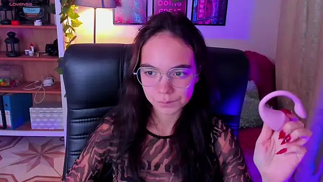 Snapshot of Elise_Noir chatting on 10-17-25, 04:20 Elise Noir online show from 10-17-25, 04:20