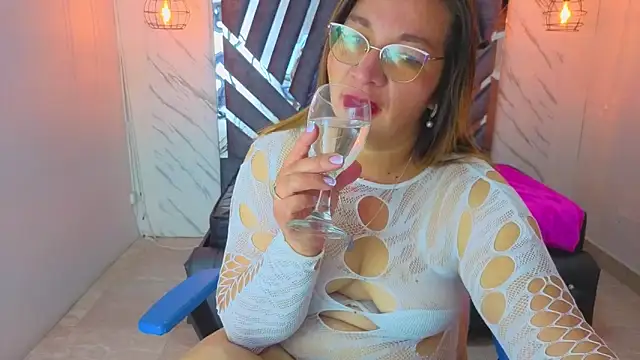 Snapshot of MaylinRosse_ chatting on 06-18-26, 06:46 MaylinRosse online show from 06-18-26, 06:46
