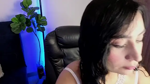Snapshot of amyross_s1 chatting on 04-25-26, 12:46 amyross s1 online show from 04-25-26, 12:46