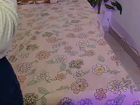 Snapshot of Lovelyy-couple chatting on 10-13-25, 05:25 Lovelyy-couple online show from 10-13-25, 05:25