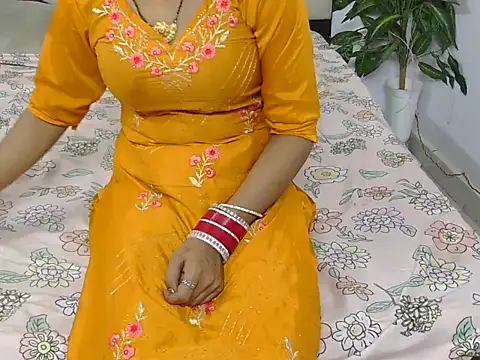 Snapshot of Lovelyy-couple chatting on 10-22-25, 03:50 Lovelyy-couple online show from 10-22-25, 03:50