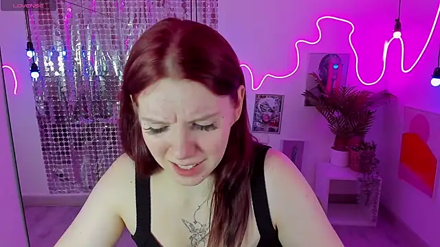 Snapshot of Layla_Glam chatting on 10-17-25, 01:24 Layla Glam online show from 10-17-25, 01:24