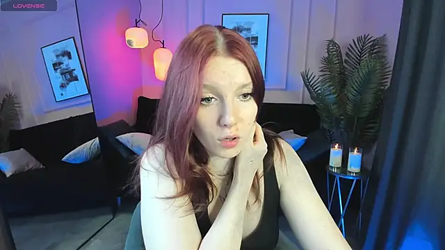 Snapshot of Layla_Glam chatting on 10-26-25, 05:30 Layla Glam online show from 10-26-25, 05:30