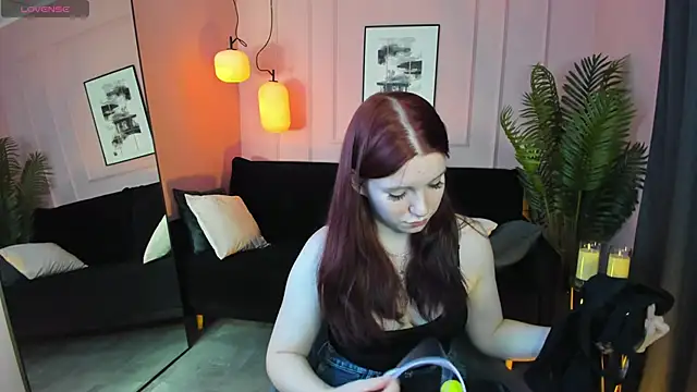 Snapshot of Layla_Glam chatting on 10-19-25, 01:36 Layla Glam online show from 10-19-25, 01:36