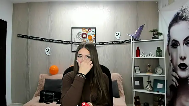 Snapshot of EllaClarke chatting on 10-30-25, 11:52 EllaClarke online show from 10-30-25, 11:52