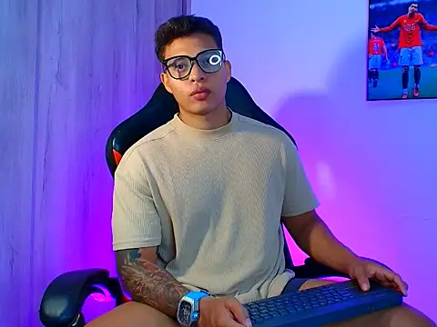 Snapshot of evan_greey chatting on 10-10-25, 03:07 evan greey online show from 10-10-25, 03:07