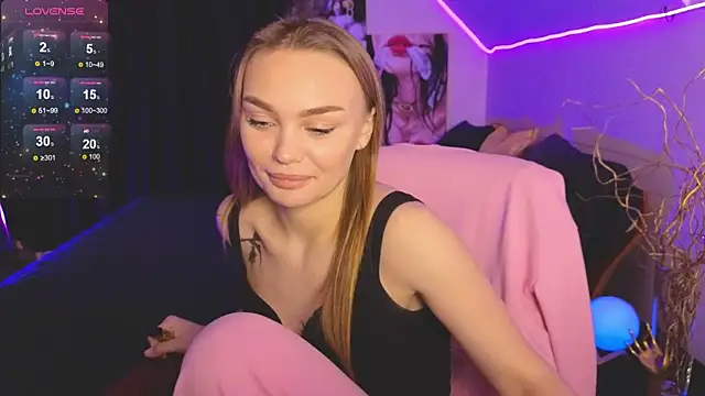 KitsyMoore online show from 10-04-25, 04:52