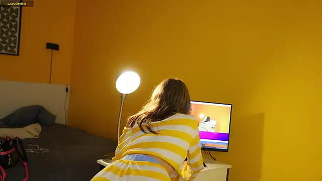 lovekissmes online show from 10-14-25, 04:40