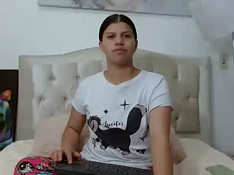 Snapshot of Arianaskyblue chatting on 09-28-25, 06:42 Arianaskyblue online show from 09-28-25, 06:42