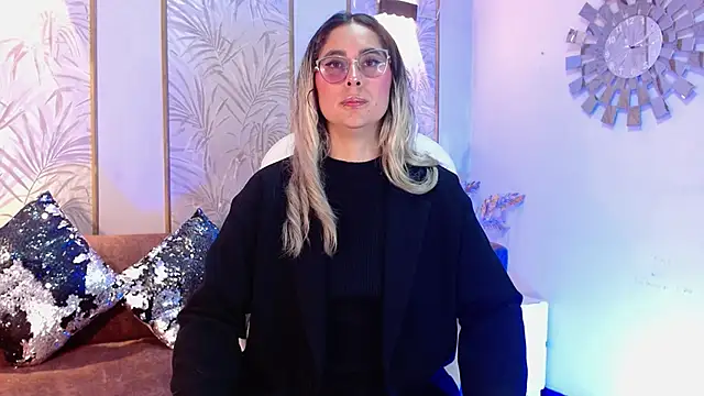 Snapshot of LunaaGrey_ chatting on 10-10-25, 03:51 LunaaGrey online show from 10-10-25, 03:51