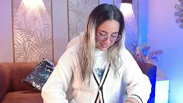 Snapshot of LunaaGrey_ chatting on 10-04-25, 04:14 LunaaGrey online show from 10-04-25, 04:14