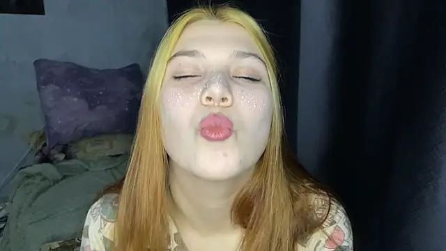 Snapshot of Elvira8cute chatting on 10-19-25, 11:13 Elvira8cute online show from 10-19-25, 11:13
