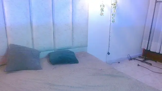 Snapshot of ladymooncs chatting on 10-09-25, 03:40 ladymooncs online show from 10-09-25, 03:40