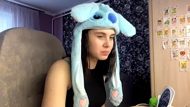 Snapshot of MollyPartey chatting on 10-08-25, 10:28 MollyPartey online show from 10-08-25, 10:28