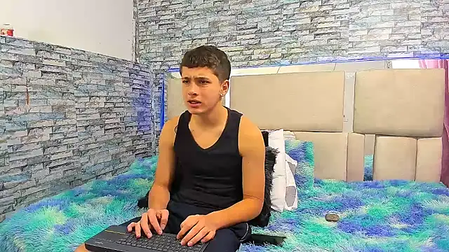 Snapshot of Julian_wolf18 chatting on 10-23-25, 03:32 Julian wolf18 online show from 10-23-25, 03:32