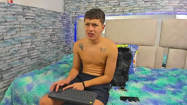 Snapshot of Julian_wolf18 chatting on 10-31-25, 04:03 Julian wolf18 online show from 10-31-25, 04:03