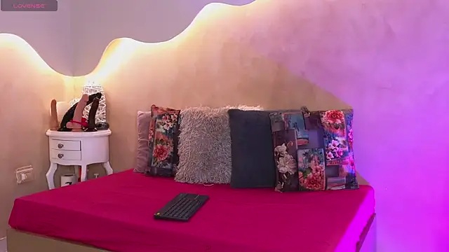 SaraGuzmann online show from 10-06-25, 07:25