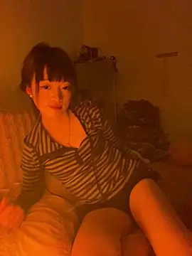 Snapshot of Tramy_xx chatting on 06-24-26, 01:32 Tramy xx online show from 06-24-26, 01:32
