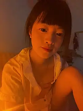 Snapshot of Tramy_xx chatting on 06-27-26, 02:17 Tramy xx online show from 06-27-26, 02:17
