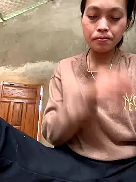 Snapshot of Halyy_xx chatting on 10-28-25, 05:18 Halyy xx online show from 10-28-25, 05:18