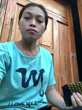 Snapshot of Halyy_xx chatting on 10-18-25, 12:01 Halyy xx online show from 10-18-25, 12:01