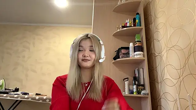 Snapshot of CarolannSide chatting on 09-20-25, 03:11 CarolannSide online show from 09-20-25, 03:11