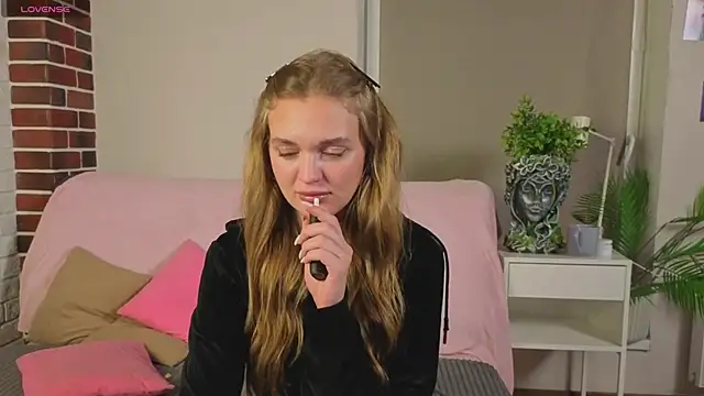 MarryLuz online show from 10-10-25, 07:15