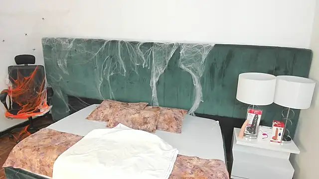 VanessaParis   online show from 10-18-25, 08:44