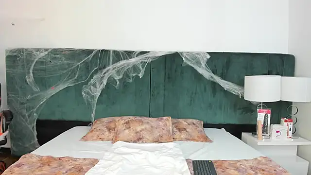 VanessaParis   online show from 10-19-25, 09:28