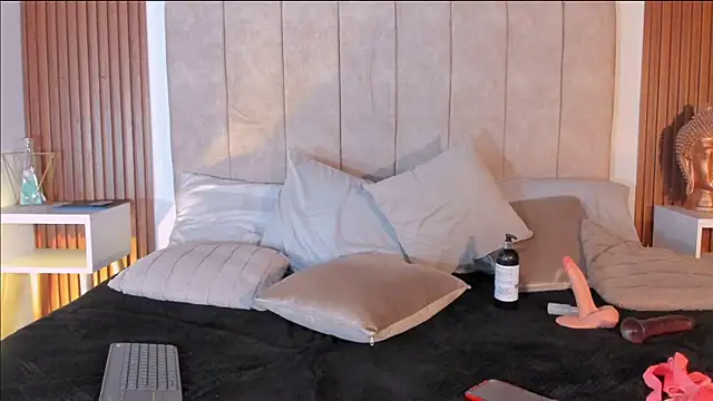 Lauraa saenz11 online show from 11-08-25, 06:50