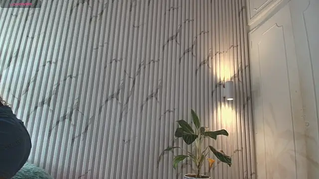 Snapshot of Missdionne_curly chatting on 09-27-25, 11:16 Missdionne curly online show from 09-27-25, 11:16