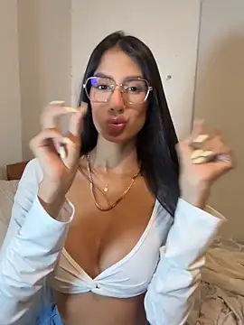 Snapshot of Julieta_Duque chatting on 02-19-26, 01:02 Julieta Duque online show from 02-19-26, 01:02