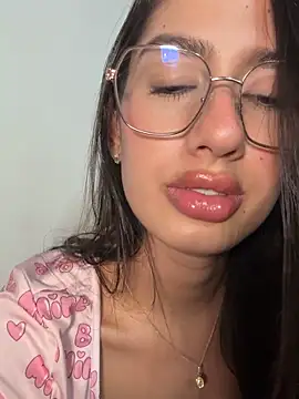 Snapshot of Julieta_Duque chatting on 05-17-26, 03:06 Julieta Duque online show from 05-17-26, 03:06