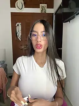 Snapshot of Julieta_Duque chatting on 02-28-26, 03:39 Julieta Duque online show from 02-28-26, 03:39