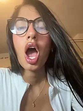 Snapshot of Julieta_Duque chatting on 02-01-26, 01:26 Julieta Duque online show from 02-01-26, 01:26