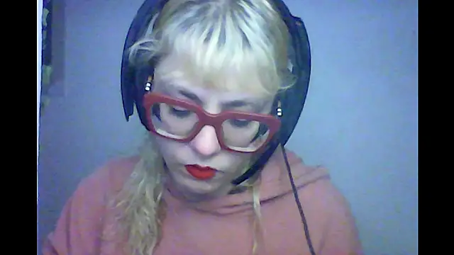 Snapshot of BlondieTami chatting on 10-09-25, 11:49 BlondieTami online show from 10-09-25, 11:49