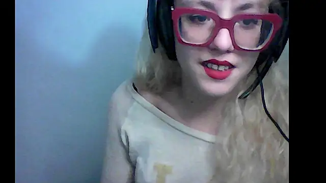 Snapshot of BlondieTami chatting on 10-10-25, 05:03 BlondieTami online show from 10-10-25, 05:03