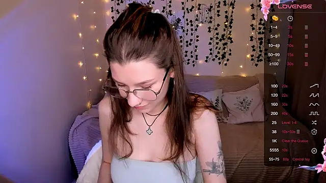 Snapshot of LinaBlossom_ chatting on 10-23-25, 03:16 LinaBlossom online show from 10-23-25, 03:16