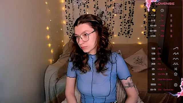Snapshot of LinaBlossom_ chatting on 10-18-25, 03:08 LinaBlossom online show from 10-18-25, 03:08