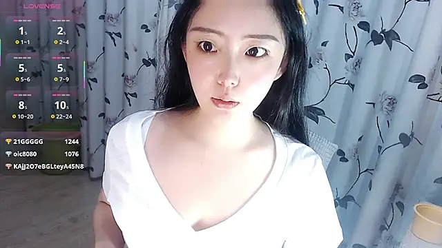 Snapshot of Niannian- chatting on 10-08-25, 04:40 Niannian- online show from 10-08-25, 04:40